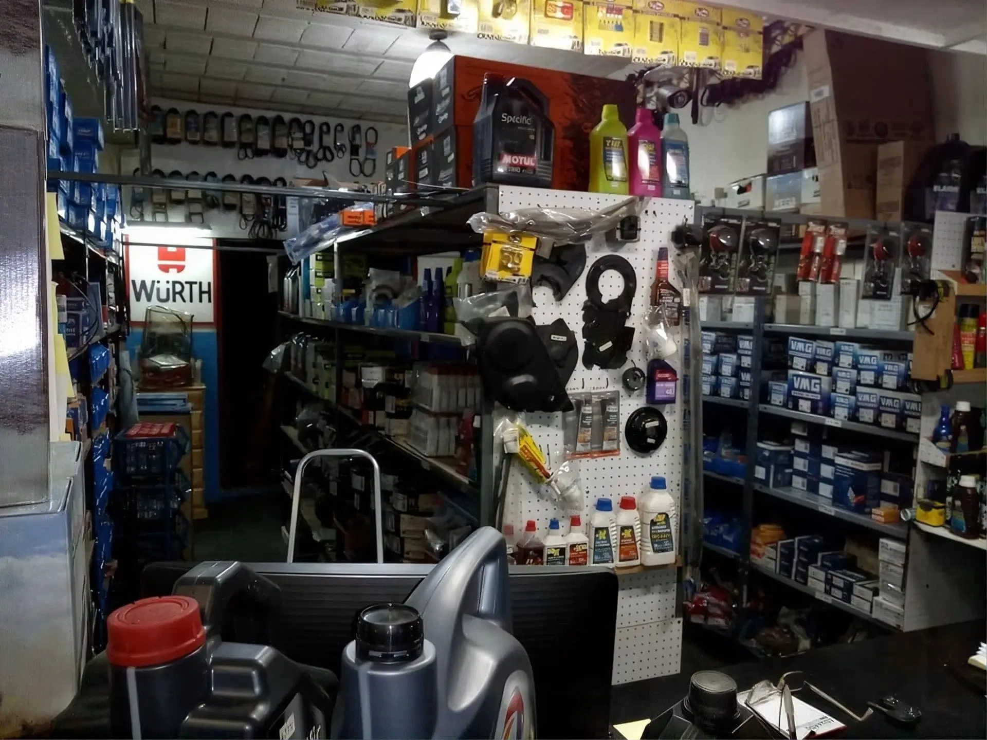 Mostrador de repuestos con filtros, aceites y accesorios en estantería